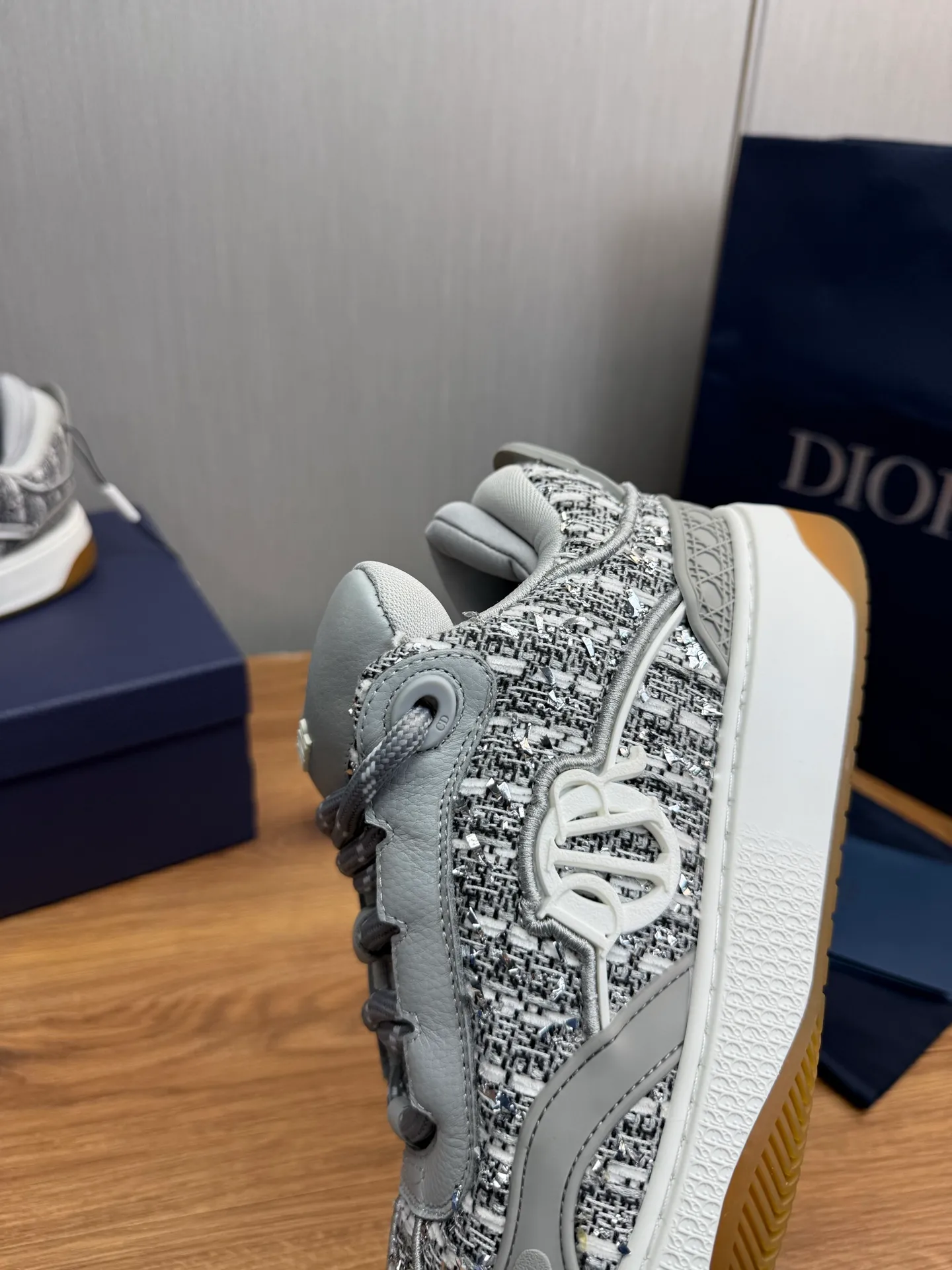 Men's shoes 💰800💰 Dior sneakers enrich the classic series with fashionable retro style. Carefully crafted, they can be paired with casual looks all year round. Dad Shoes style shoes that follow the trend of the retro market ▪️ Fabric: Original custom embroidered cowhide ▪️ Lining: Imported breathable mesh ▪️ Sole: Original molded non-slip outsole ▪️ Size: 38-45 (45 is custom-made and cannot be returned)